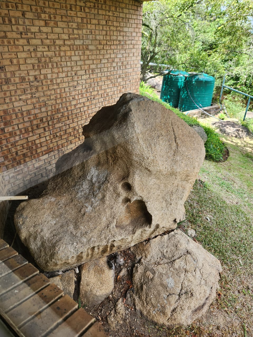 2024-01 Nelspruit Rock breaking inside house 1
